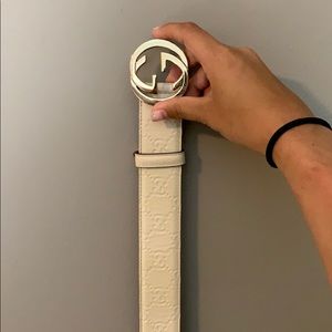 Gucci Signature Leather Belt- Women’s